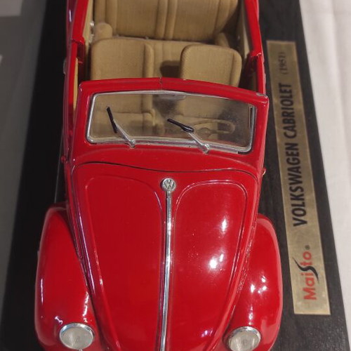 Volkswagen Cabriolet Maisto 1:18 collectible model like new, red