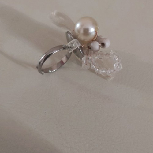 Fo ring with pearl and adjustable opening for all fingers