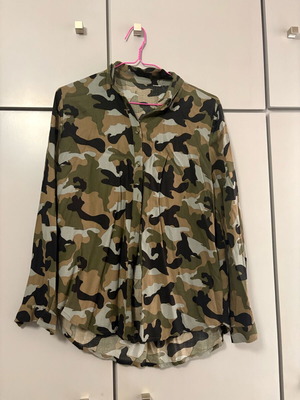 Women's camouflage shirt H&M like new, size Large