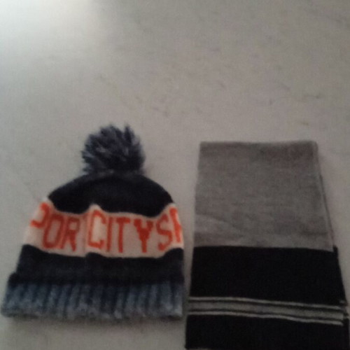 Benetton hat like new with colorful scarf gift size S