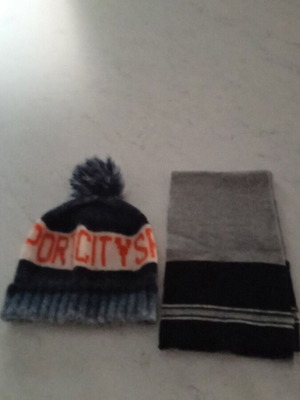 Benetton hat like new with colorful scarf gift size S