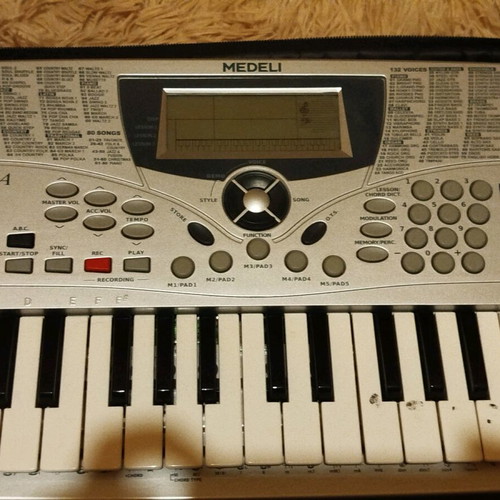 Medeli MC37A electronic keyboard used with case