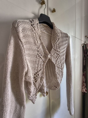 Beige knitted bolero cardigan with lace leaf pattern