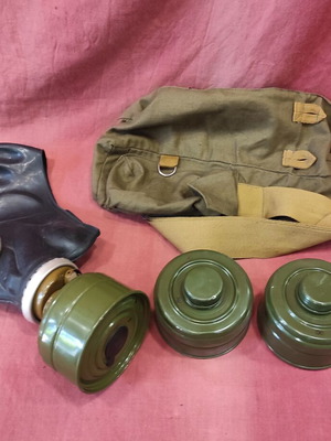 Gas mask new with 3 filters and carrying case