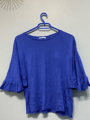 Electric blouse used, blue, Zara, with wide sleeves and ruffles
