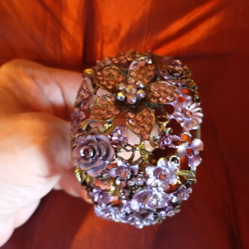 Vintage bracelet new, pink, heavy and beautiful
