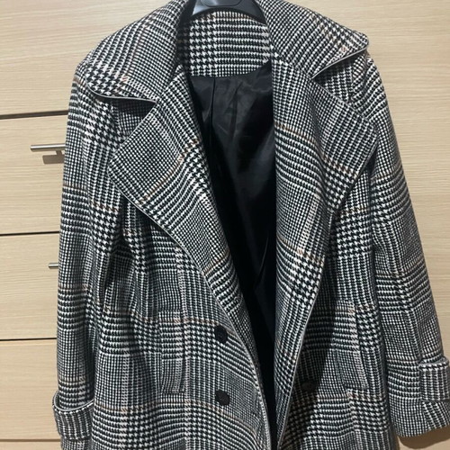 Checked coat medium like new, black and white