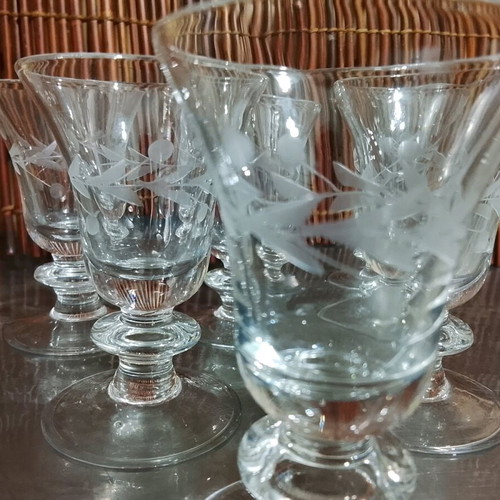 Set of 4 stemmed liqueur glasses with engraved decoration new