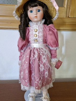 Heritage Mint Collection porcelain doll like new, 40cm