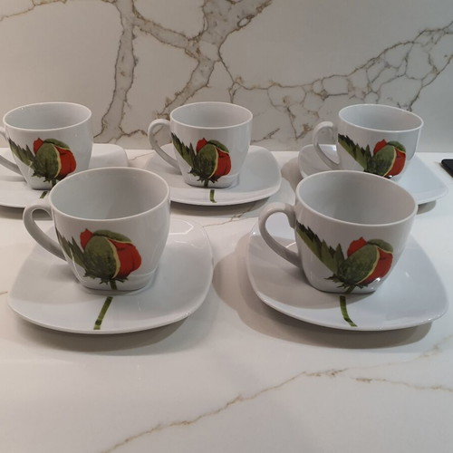 Set of 5 large cups and saucers like new