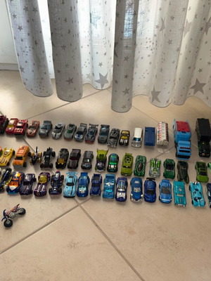 Hot Wheels αυτοκίνητα σαν καινούργια, με μηχανές, νταλίκες και πλατφόρμες