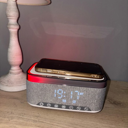 Smart speaker like new with Bluetooth, alarm clock and wireless charging