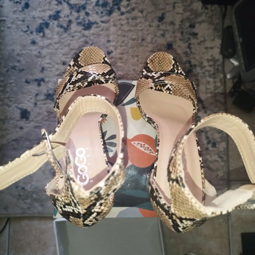 GoGo Shoes sandals with buckle and thick heel like new, size 37