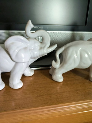 White porcelain elephants set of 2 like new