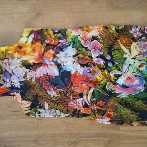Sarah Lawrence floral dress size 38 like new, airy with black lining