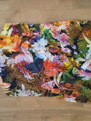 Sarah Lawrence floral dress size 38 like new, airy with black lining