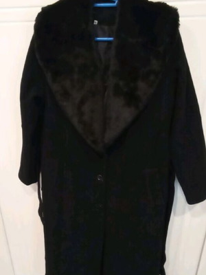 Women's black coat with detachable fur, like new, size L