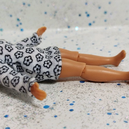 Barbie Extra Mini like new with cracked sunnies