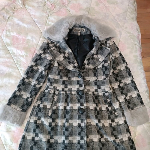 Attrattivo coat size Large like new, black and gray with detachable fur