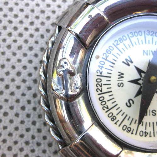 Table compass used in the shape of a sailor's lifebuoy