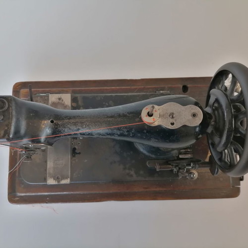 Singer hand-crank sewing machine used from 1892