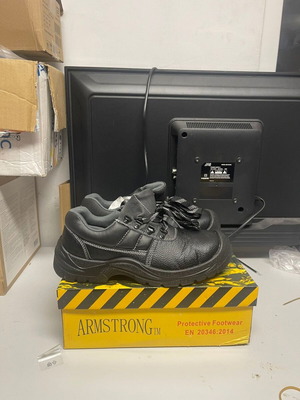 Work boots new with extra toe protection, size 42, black