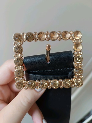 Γυναικεία ζώνη Pieces μεταχειρισμένη, μέγεθος 80 cm, μαύρη με χρυσή εγκράφα