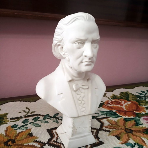 2 Busts of Beethoven and Wagner like new, white with matte finish