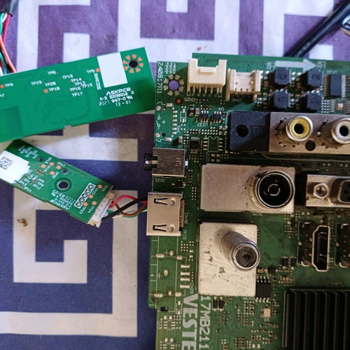 Motherboard 17MB211S Vestel used from 32 Hitachi TV with WiFi connector and pomer on-off