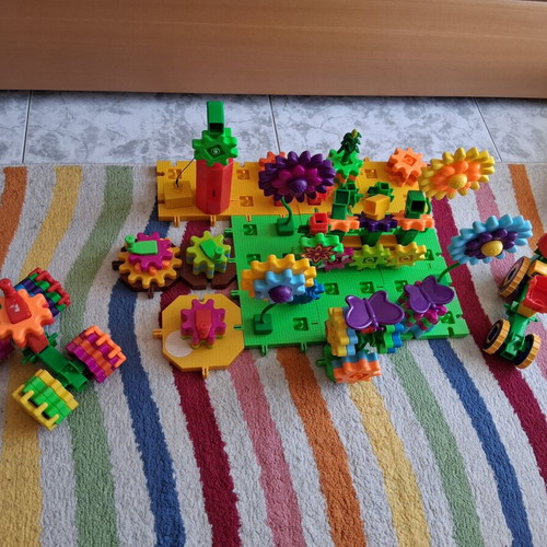 Build & Bloom Building Set like new with extra pieces
