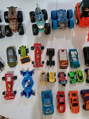 Toy cars set like new, 34 different pieces