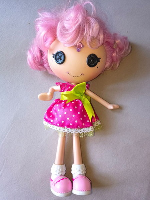 Κούκλα Lalaloopsy μεταχειρισμένη με διακοσμητικές πέτρες και σημάδι από στυλό στο μέτωπο