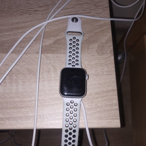Apple Watch SE 40mm Silver GPS with Nike Sport Band and Magnetic Bracelet