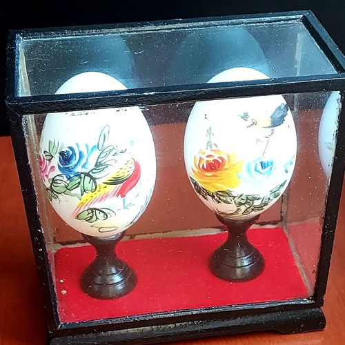 Handmade vintage decorative eggs like new with painting
