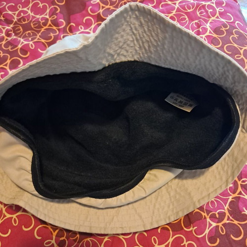 Polo beige hat like new with elastic and warm lining