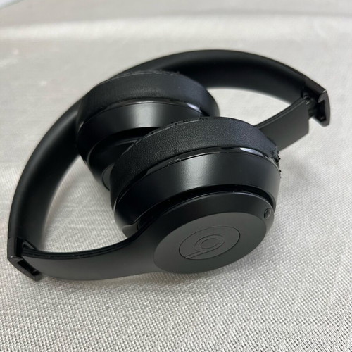 Beats Solo3 Wireless headphones used with case and cables