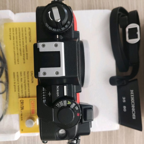 Nikonos -V καινούργια υποβρύχια φωτογραφική μηχανή με φακό 35mm και φλας
