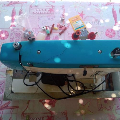 Mercedes electric sewing machine with lighting and case