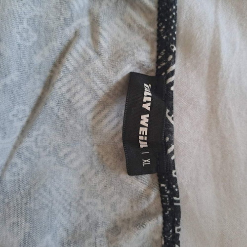 T-shirt used, size XL, black and white