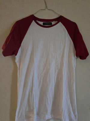 T-shirt Bershka XS σαν καινούργιο, άσπρο και κόκκινο