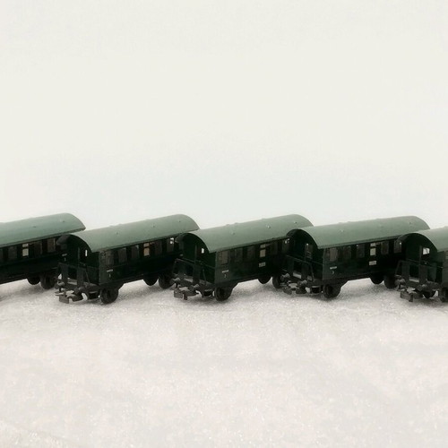 Marklin HO passenger wagons 5 used