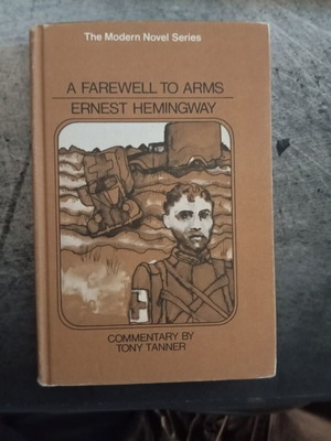 A Farewell to Arms от Ърнест Хемингуей, Modern Novel Series с коментар от Тони Танер
