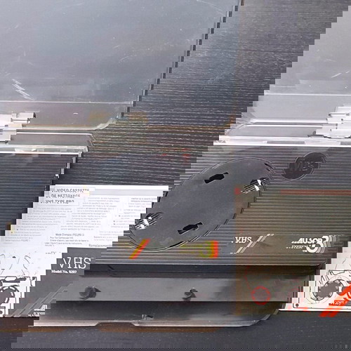 Βιντεοκασέτες VHS άγραφες σφραγισμένες και κασέτα καθαρισμού σαν καινούργιες