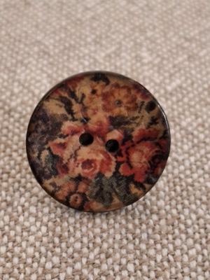 Wooden ring used with brown flowers
