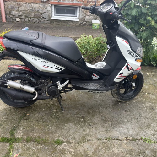 Benelli Quattronove X scooter like new, 49cc two-stroke air cooling