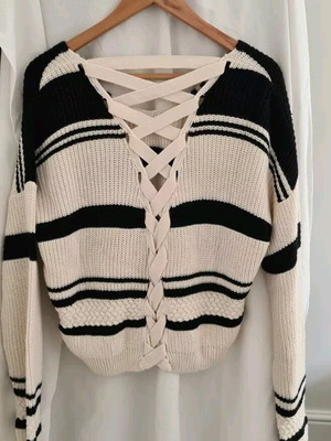 Knitted crop pullover used with unique back size M