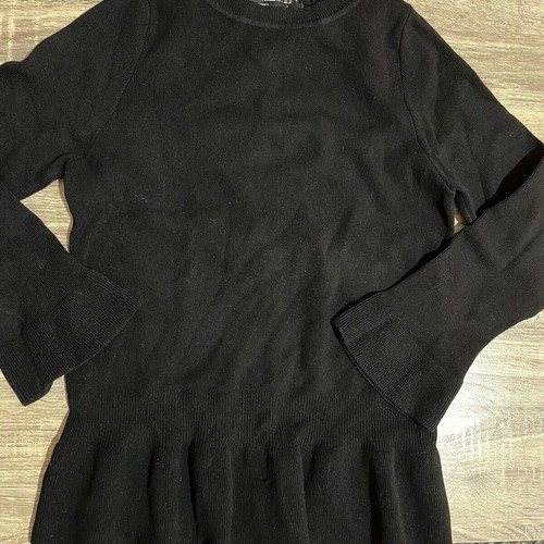 Women's sweater new, black with bows on the back