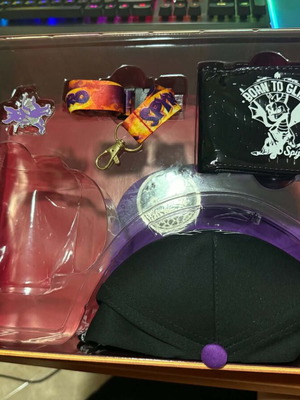Spyro ο Δράκος συλλεκτικό κουτί καινούριο με επίσημη κονκάρδα, πορτοφόλι, λουρί, καπέλο