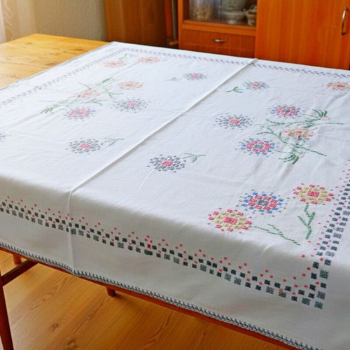 Embroidered white cotton rectangular tablecloth like new