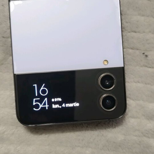 Samsung Z Flip 4 used, lilac with broken screen for parts or repair